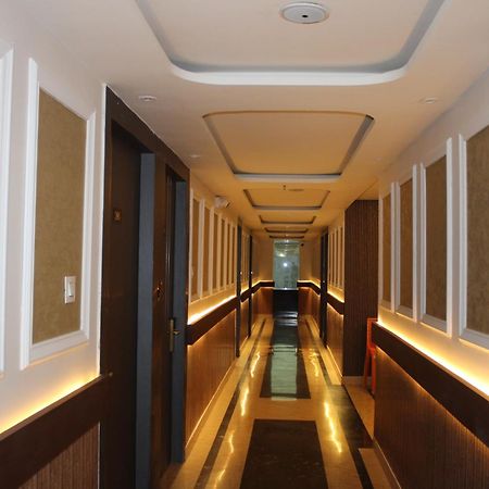 Hotel Gold Stone Канпур Екстер'єр фото