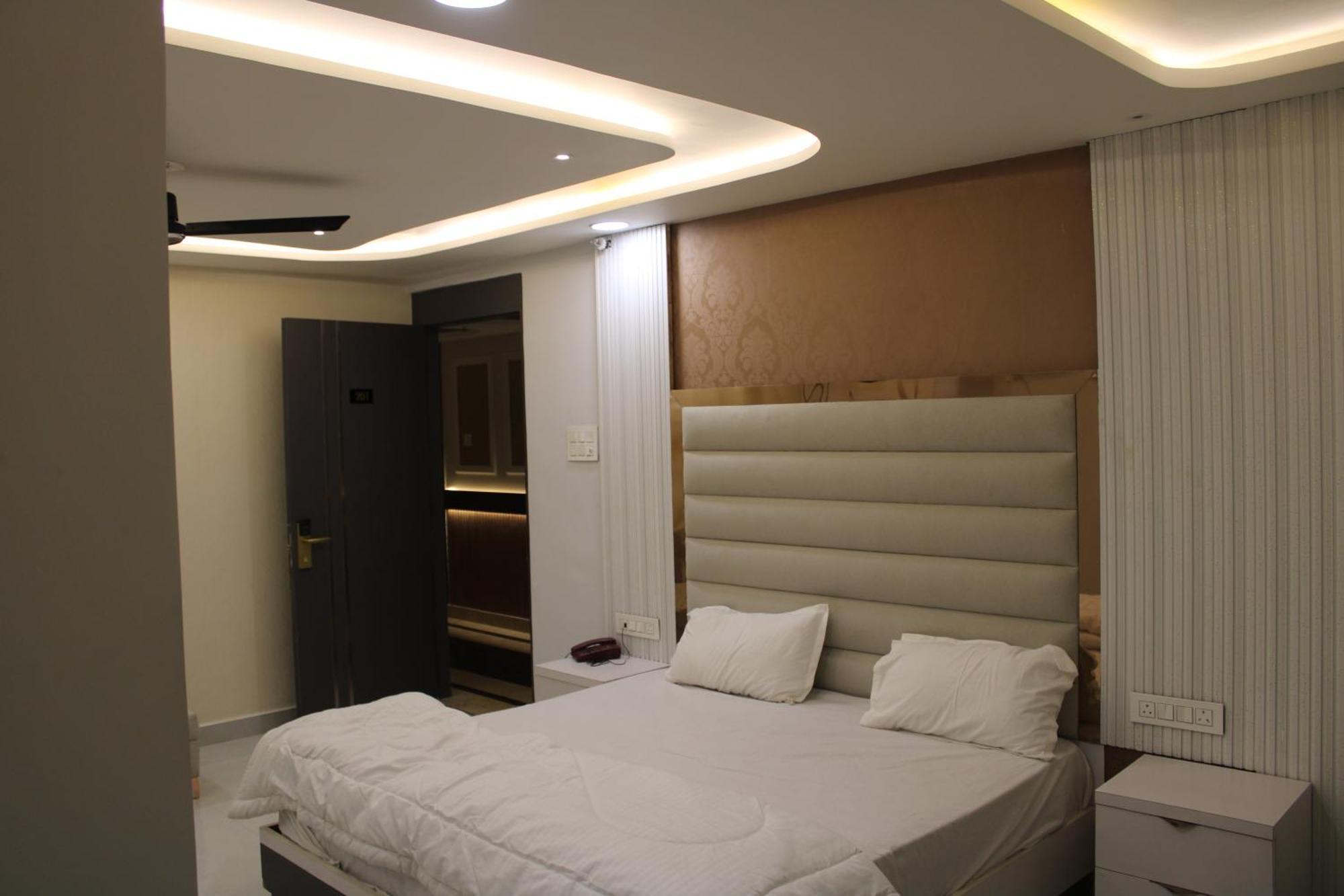 Hotel Gold Stone Канпур Екстер'єр фото