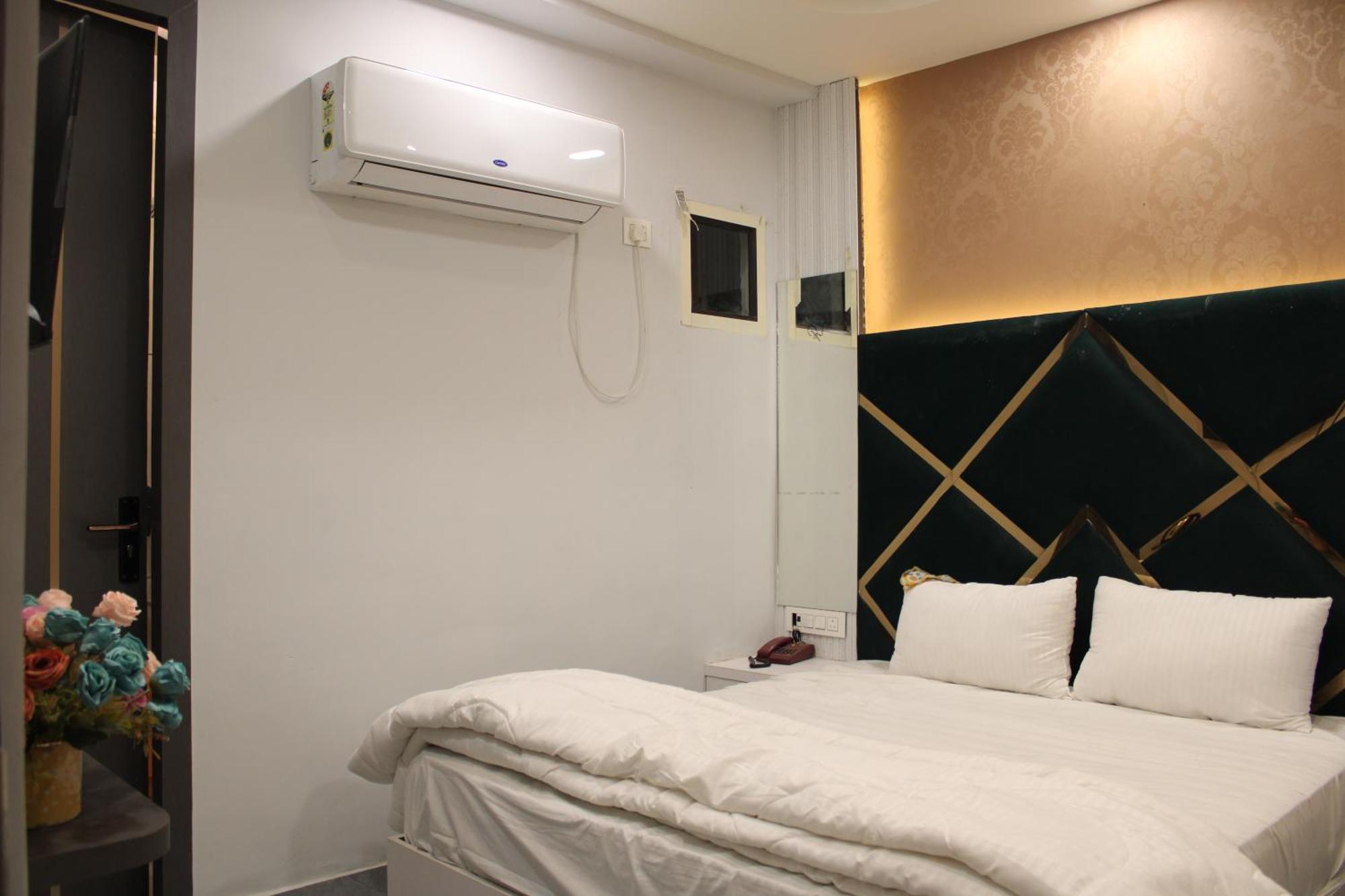 Hotel Gold Stone Канпур Екстер'єр фото