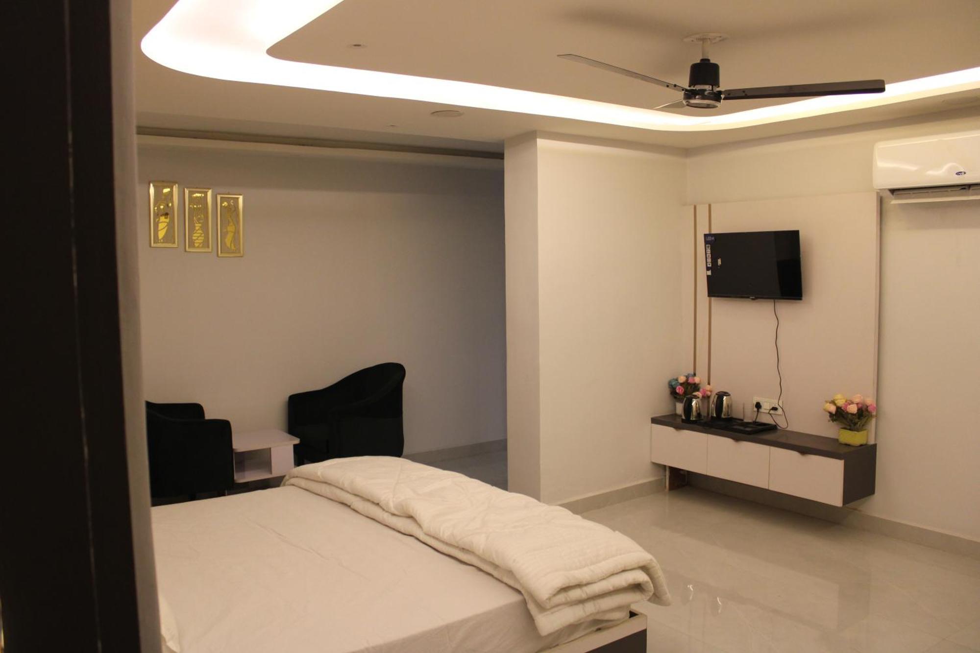 Hotel Gold Stone Канпур Екстер'єр фото